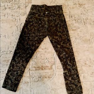 LuLuLemon size 6 Crop Leggings